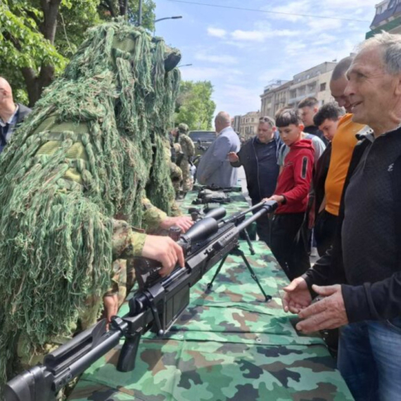 Vojska Srbije predstavila opremu i mogućnosti zapošljavanja mladima u Leskovcu
