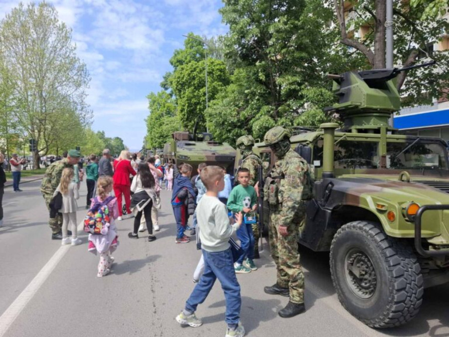 Vojska Srbije predstavila opremu i mogućnosti zapošljavanja mladima u Leskovcu