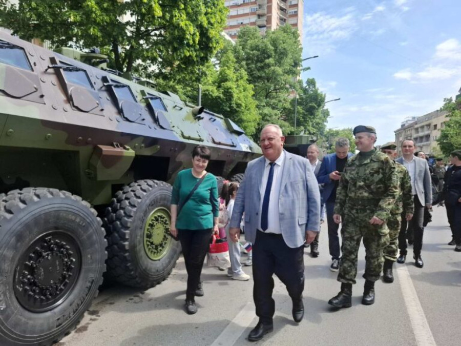 Vojska Srbije predstavila opremu i mogućnosti zapošljavanja mladima u Leskovcu