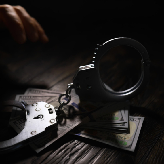 Obećao luksuzni kamen, uzeo milione, pa nije isporučio robu: Uhapšen direktor firme iz Novog Sada