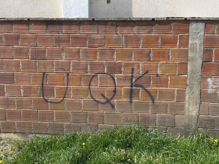 Grafiti koji veličaju UČK ispisani na kući srpske porodice u Vitini FOTO