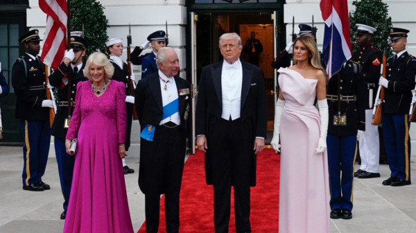 Neobičan trenutak između Kamile i Melanije obišao svet: Čitač sa usana sve otkrio FOTO