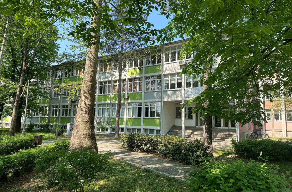 Sraman prizor ispred fakulteta u Jagodini: Oskrnavljena bista Sretena Adžića, traga se za počiniocem