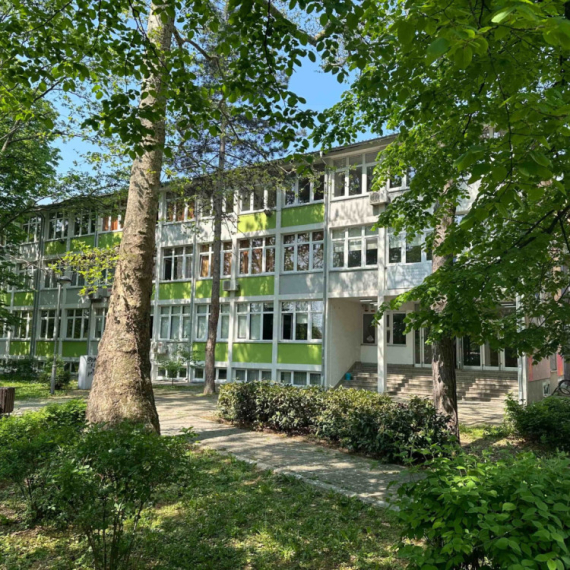 Sraman prizor ispred fakulteta u Jagodini: Oskrnavljena bista Sretena Adžića, traga se za počiniocem