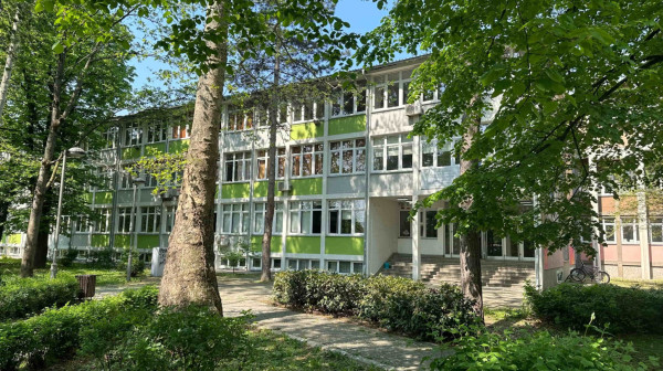 Sraman prizor ispred fakulteta u Jagodini: Oskrnavljena bista Sretena Adžića, traga se za počiniocem