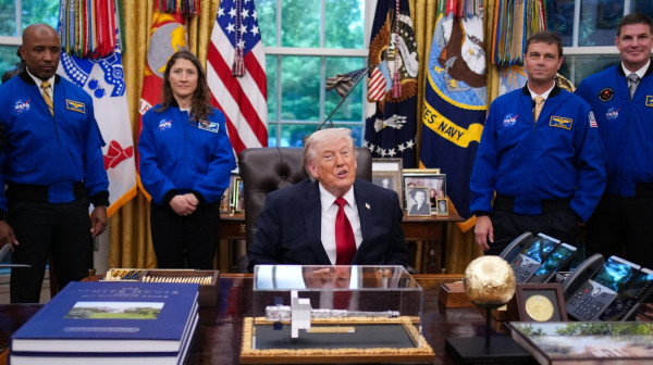 Tramp se sastao sa Artemis II ekipom pa najavio objavu tajnih NLO dosijea: "Ljudi će biti iznenađeni"