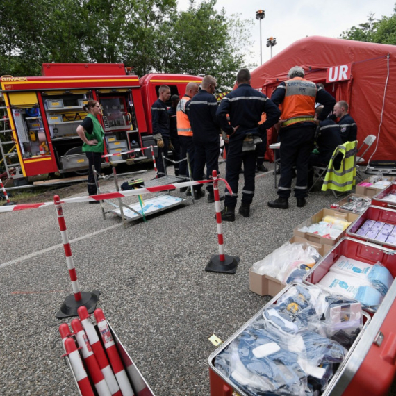 Užas u Francuskoj; Autobus se survao s mosta u reku