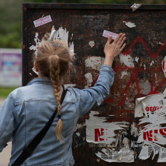 Šta rade blokaderi? Blokirali rad institucija, pa zapevali o radu