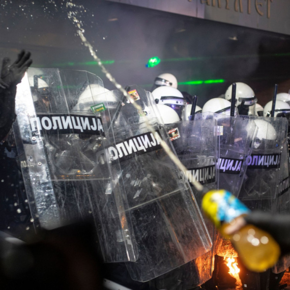 Blokaderi nasrnuli na članove SNS u Novom Sadu