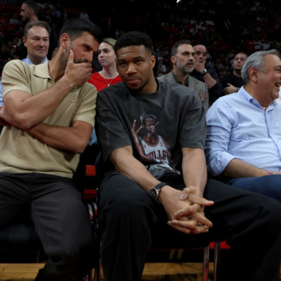 "Gori" u Pireju – Đoković i Janis Adetokumbo zajedno, ori se čuvena pesma VIDEO