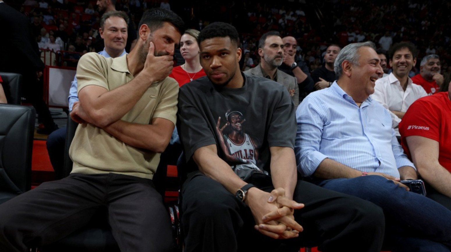 "Gori" u Pireju – Đoković i Janis Adetokumbo zajedno, ori se čuvena pesma VIDEO