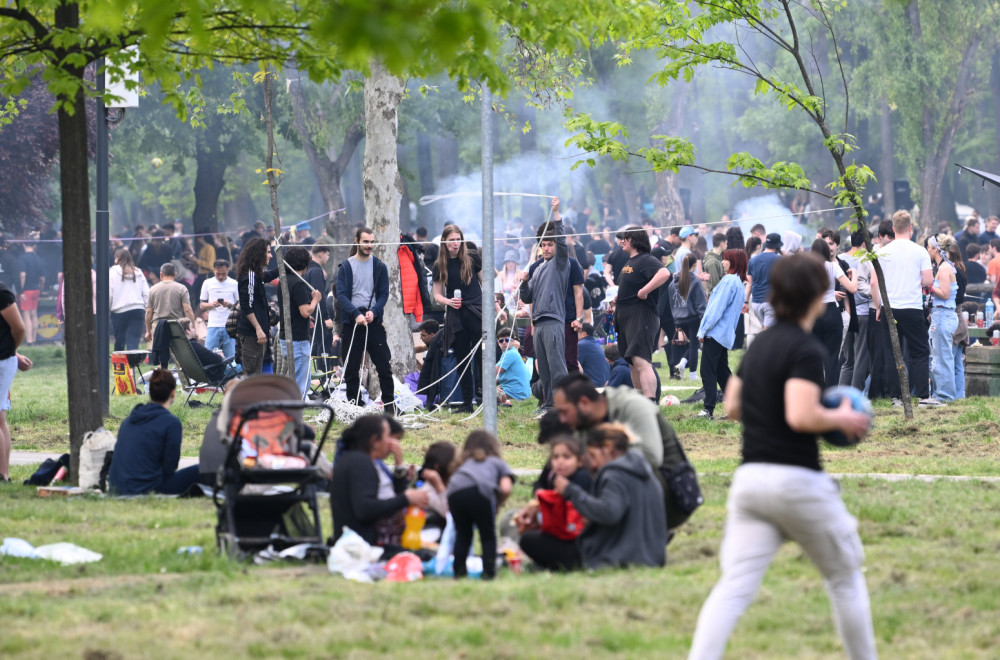 Puna izletišta, takmičenje u roštiljanju i kupanje u najčistijoj reci: Proslavljen 1. maj širom Srbije VIDEO