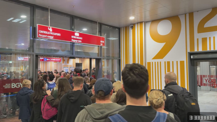 Srbi satima zarobljeni na aerodromu: Odvojeni u poseban gejt FOTO