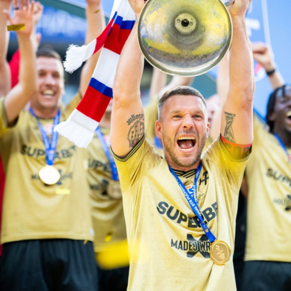 Bajka Gornjika posle 54 godine – Podolski digao trofej pred 58.000 ljudi VIDEO