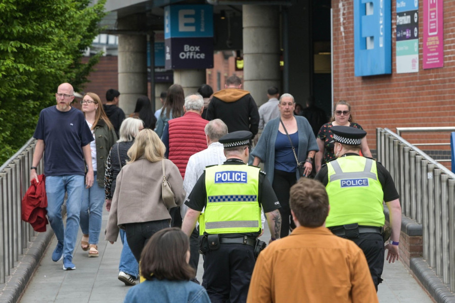 Prekinuta predstava britanskog komičara: Publika evakuisana zbog sumnjive torbe FOTO