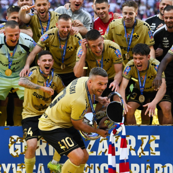 Podolski u petoj deceniji doneo trofej zavičaju VIDEO