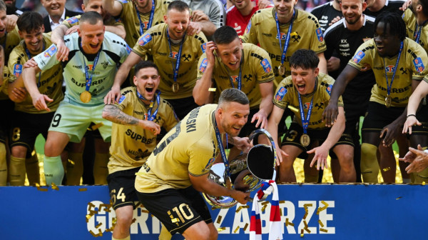 Podolski u petoj deceniji doneo trofej zavičaju VIDEO