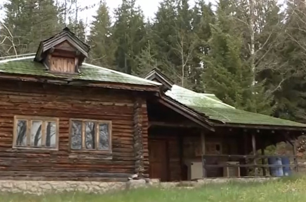 U ovoj kući na srpskom jezeru snimljen je čuveni film: Evo kako sada izgleda VIDEO