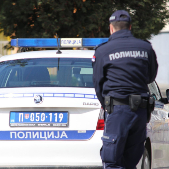 Pljačka u sred dana u Novom Pazaru: Lopov iskoristio nepažnju radnika, ušao u objekat i odneo novac