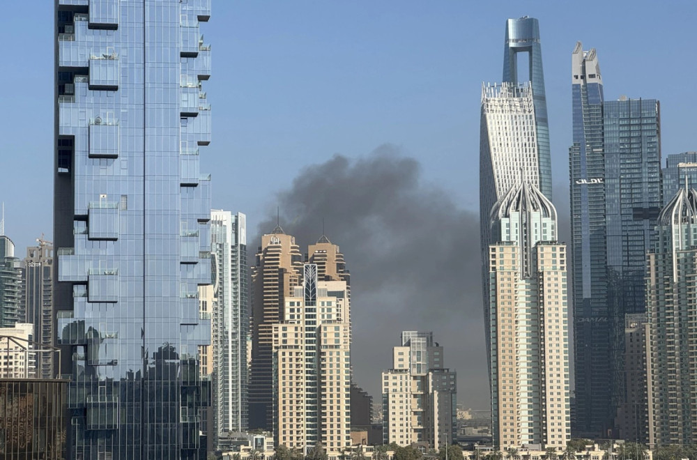 Besni požar u Dubaiju; Buktinja guta zgradu VIDEO