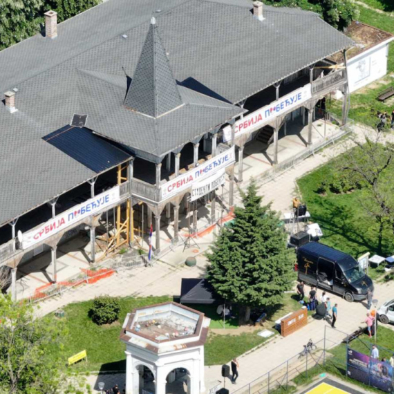 Potvrda da ne žele dobro Srbiji; Blokaderi pozivaju na protest zbog banera "Srbija pobeđuje" u Kragujevcu