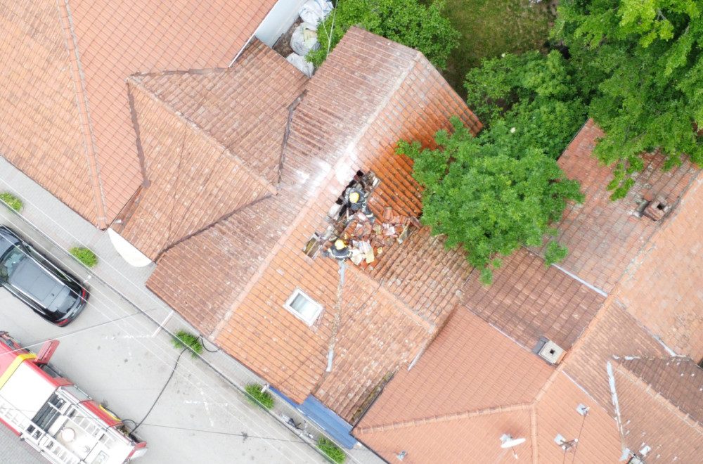 Požar u centru Čačka: Vatra izbila na stambeno-poslovnom objektu, saobraćaj obustavljen