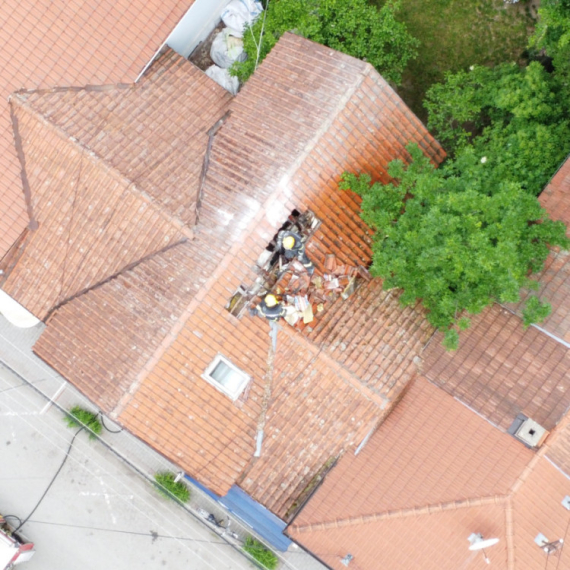 Požar u centru Čačka: Vatra izbila na stambeno-poslovnom objektu, saobraćaj obustavljen