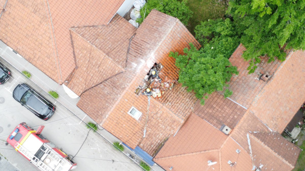 Požar u centru Čačka: Vatra izbila na stambeno-poslovnom objektu, saobraćaj obustavljen