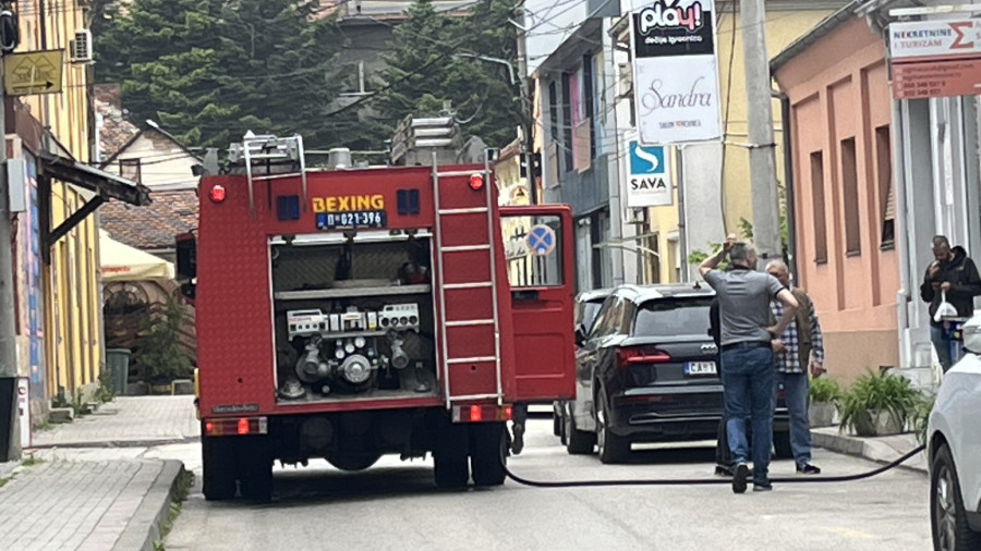 Požar u centru Čačka: Vatra izbila na stambeno-poslovnom objektu, saobraćaj obustavljen