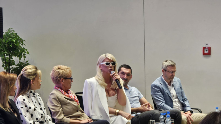 Nijedna mama nije sama: Značaj podrške roditeljima negovateljima i osobama sa invaliditetom