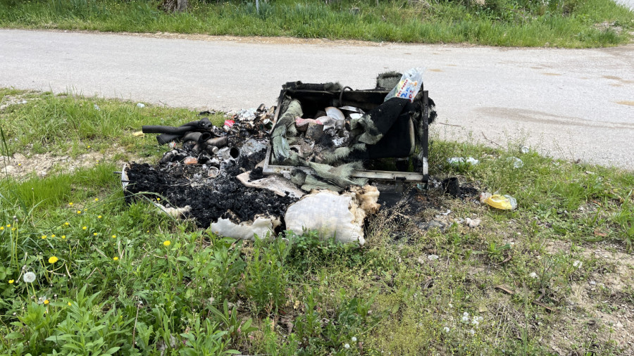 Nepoznati počinioci zapalili preko 10 komunalnih kontejnera u Dragačevu, šteta velika