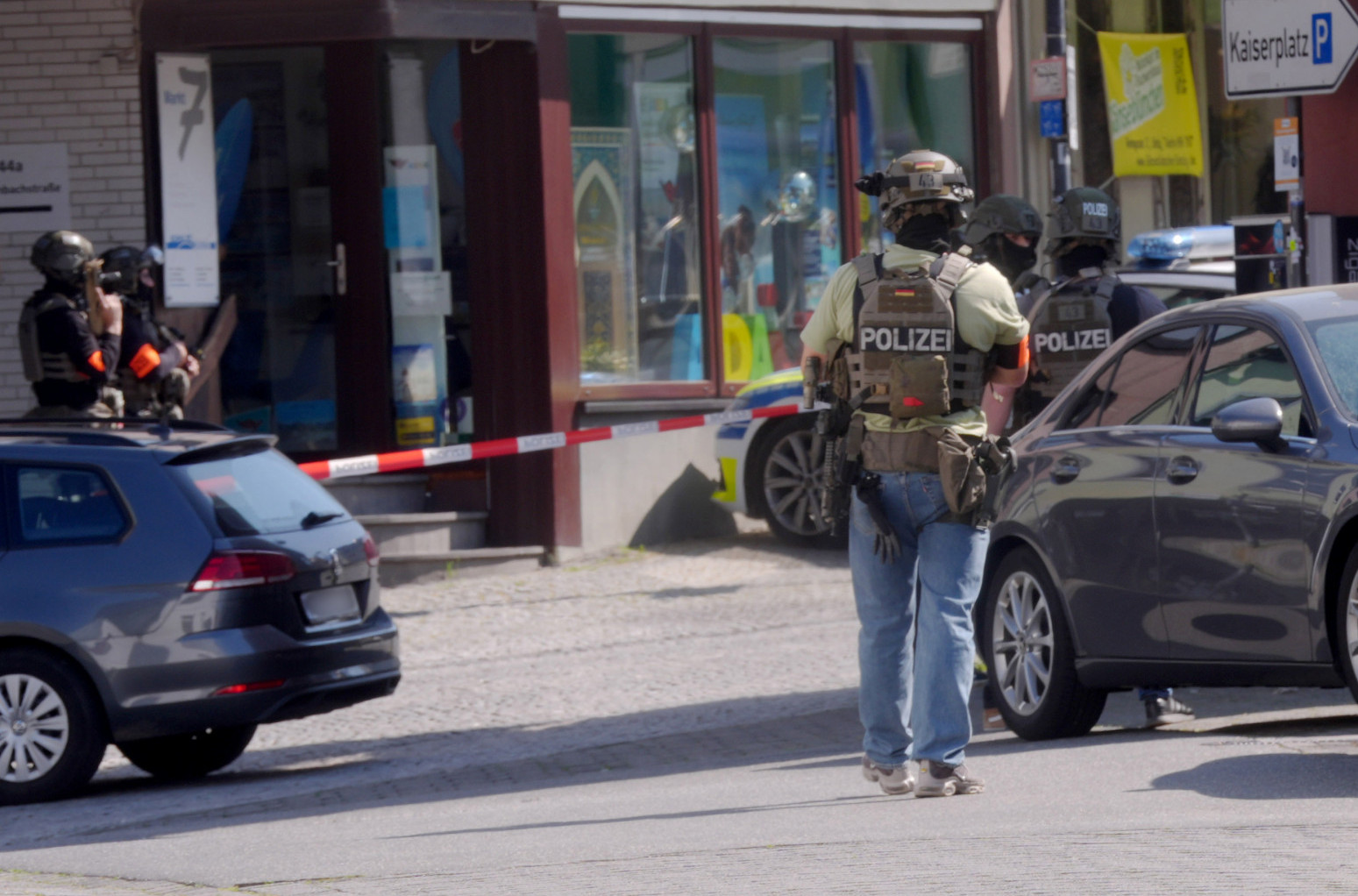 Hostage crisis in Germany; Attempted bank robbery; Area swarming with police and helicopters PHOTO