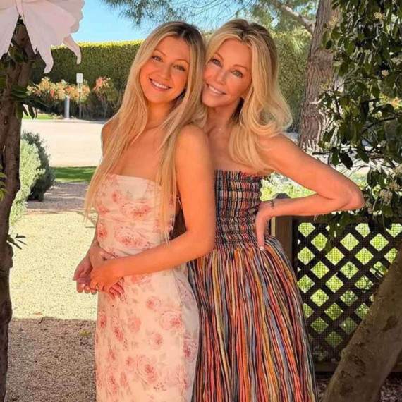 Koja je majka, a koja ćerka? Slavna plavuša pokazala svoju naslednicu FOTO