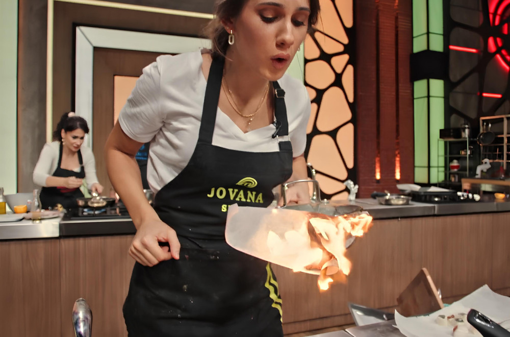 Zapalilo se! Jovana u panici - brzo gasi pod vodom! Da li će joj jelo biti upropašćeno?