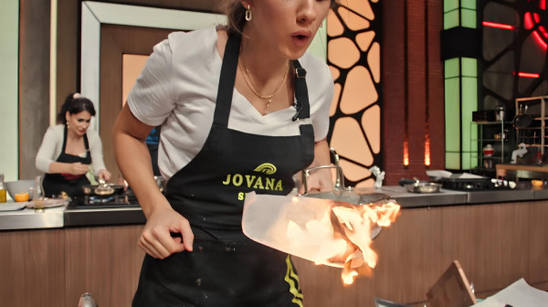 Zapalilo se! Jovana u panici - brzo gasi pod vodom! Da li će joj jelo biti upropašćeno?