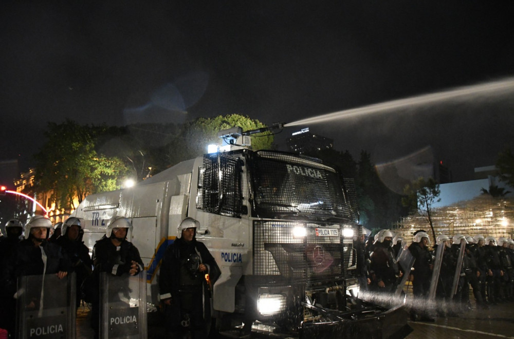 Neredi u Tirani: Policija suzavcem i vodenim topovima krenula na demonstrante FOTO/VIDEO