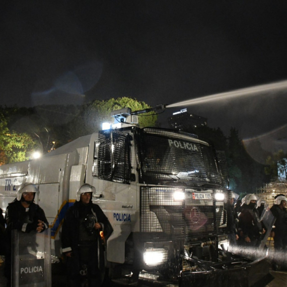 Neredi u Tirani: Policija suzavcem i vodenim topovima krenula na demonstrante FOTO/VIDEO