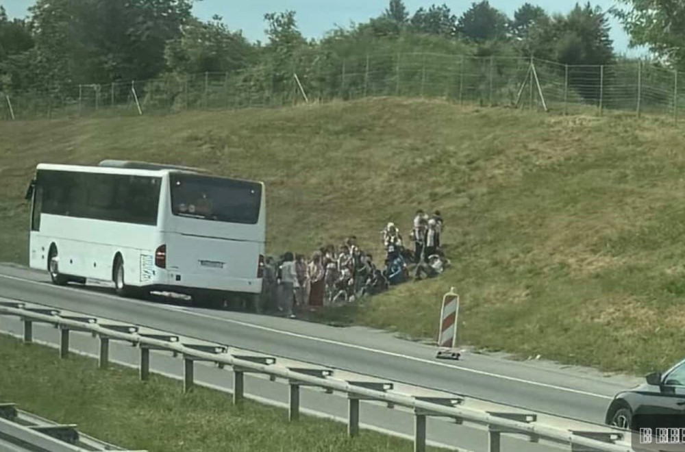 Vozači, oprez: Autobus pun dece ostao u kvaru kod isključenja za Bešku FOTO