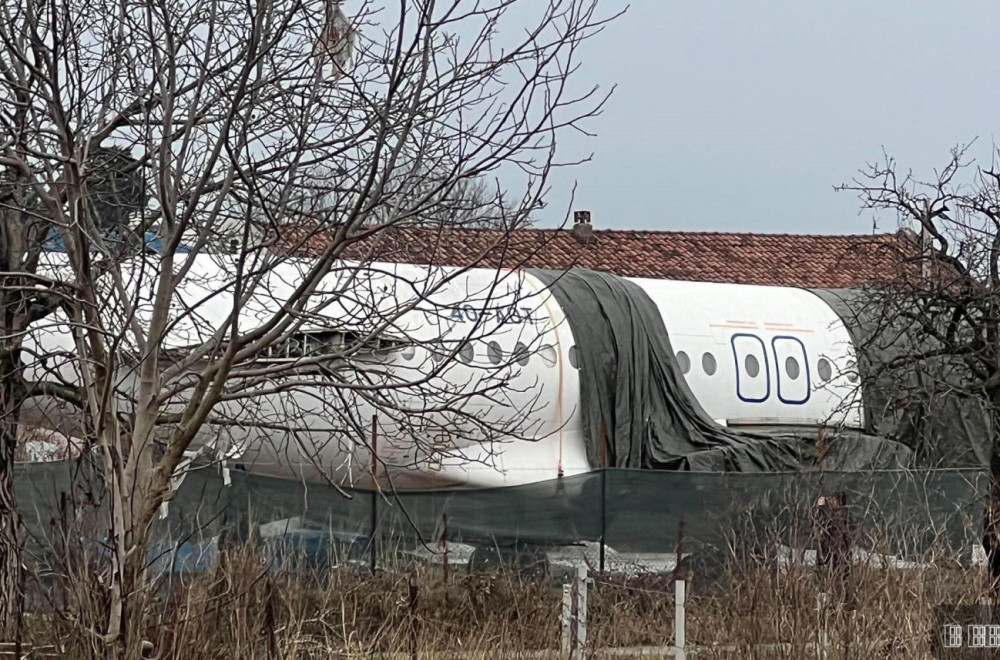 Nasred livade u Podgorici parkiran avion - kupio ga uspešan biznismen, a evo šta planira sa njim