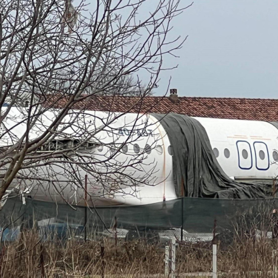 Nasred livade u Podgorici parkiran avion - kupio ga uspešan biznismen, a evo šta planira sa njim