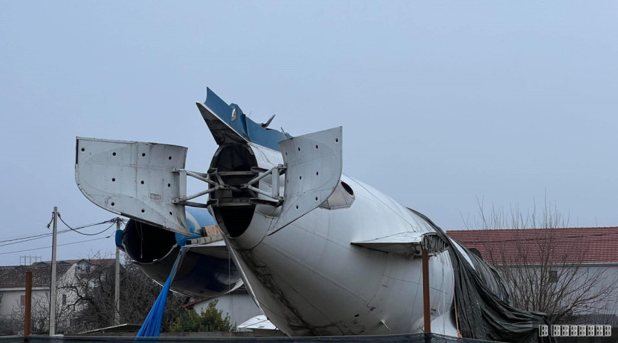 Nasred livade u Podgorici parkiran avion - kupio ga uspešan biznismen, a evo šta planira sa njim