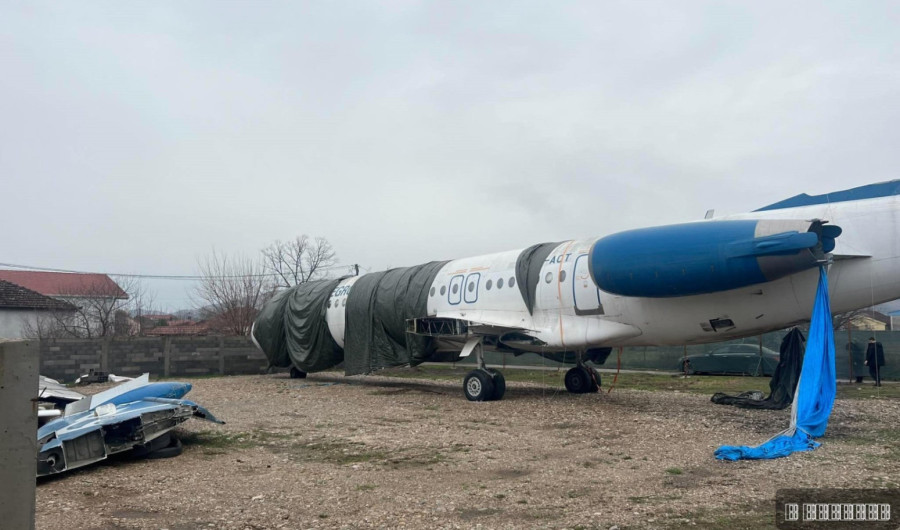 Nasred livade u Podgorici parkiran avion - kupio ga uspešan biznismen, a evo šta planira sa njim