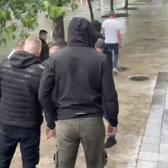 Jezivo nasilje blokadera u Lazarevcu: Blokader satarom nasrnuo na građane; Reagovala policija VIDEO