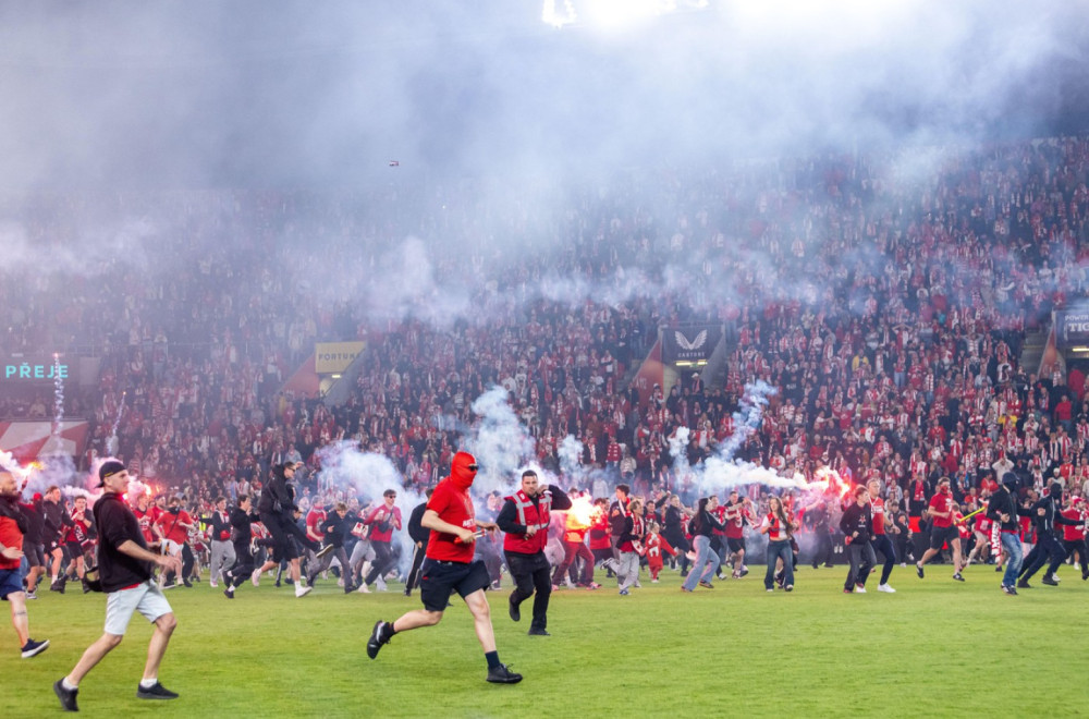 Nezapamćeni haos u Pragu – huligani prekinuli derbi Slavije i Sparte VIDEO