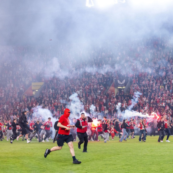 Nezapamćeni haos u Pragu – huligani prekinuli derbi Slavije i Sparte VIDEO