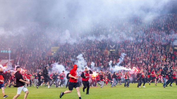 Nezapamćeni haos u Pragu – huligani prekinuli derbi Slavije i Sparte VIDEO