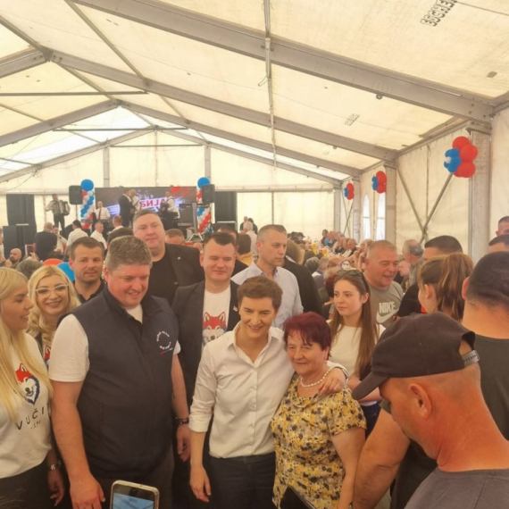 Brnabić u poseti Drenovcu: "Zahvaljujući ovim divnim ljudima Srbija je pobedila" FOTO
