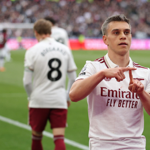 Promašen zicer i poništen gol spasli Arsenal – smeši se prva titula posle 22 godine VIDEO