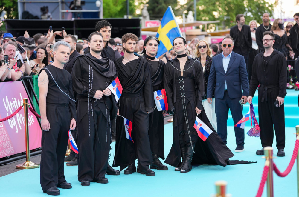 "Lavina" prodefilovala Bečom za početak Evrovizije: Srpska trobojka se vijorila na tirkiznom tepihu FOTO/VIDEO