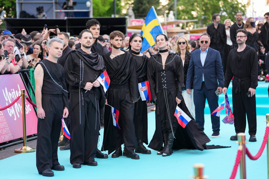 Lavina prodefilovala Bečom za početak Evrovizije: Srpska trobojka se vijorila na tirkiznom tepihu FOTO/VIDEO